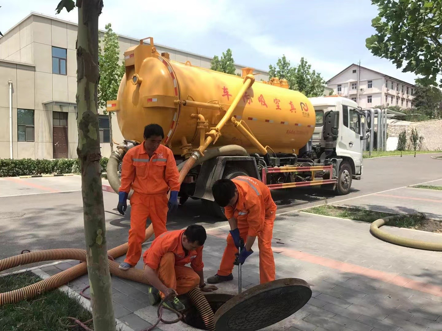 安宁管道疏通车停在窨井附近