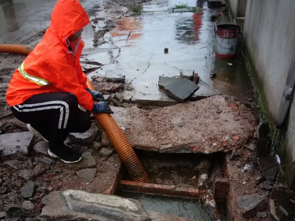 安宁专业清理污水池 炜誉市政以规范流程守护城市 “肠道”